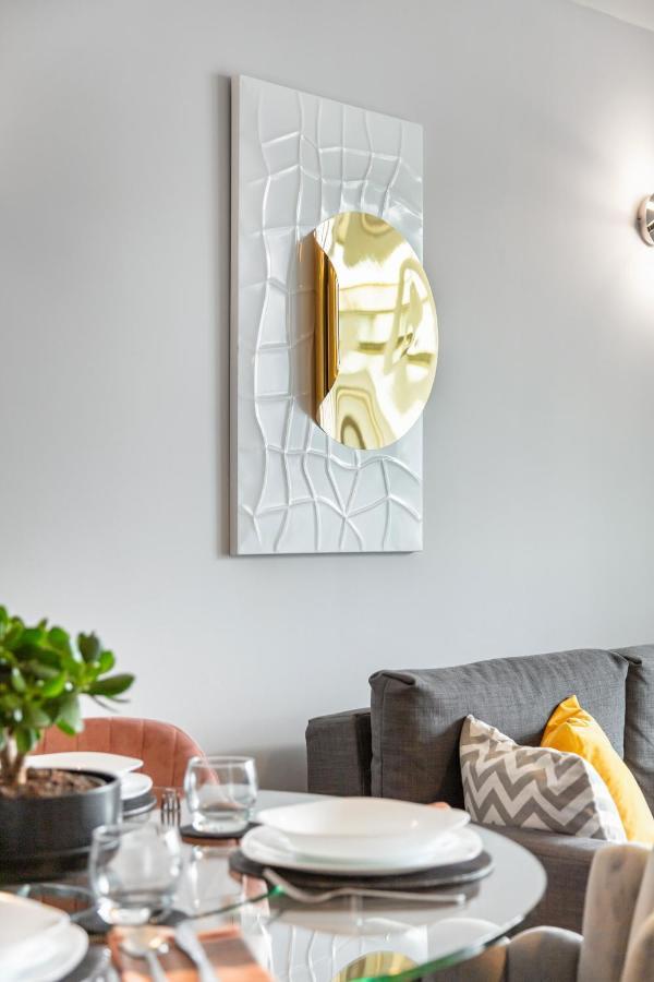 Stunning Apartment With Underground Parking! London Exterior photo
