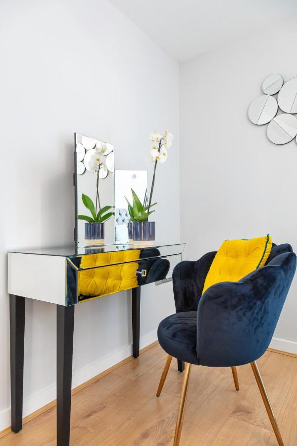 Stunning Apartment With Underground Parking! London Exterior photo