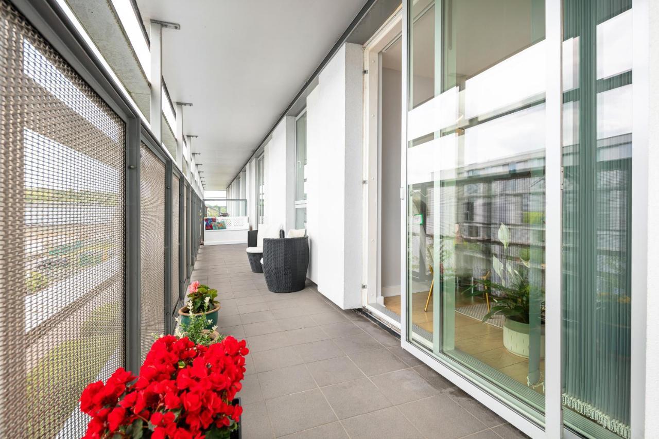 Stunning Apartment With Underground Parking! London Exterior photo